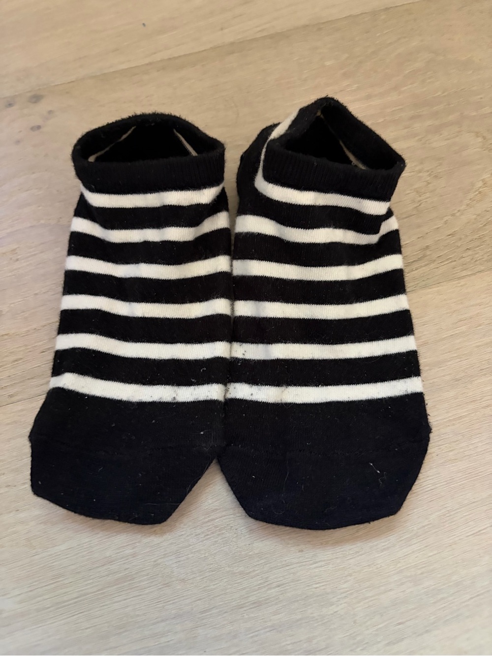 Women’s Black & White Striped Low-Cut Athletic No-Show Socks